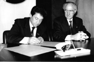 Unterzeichnung Urkunde Partnerschaft